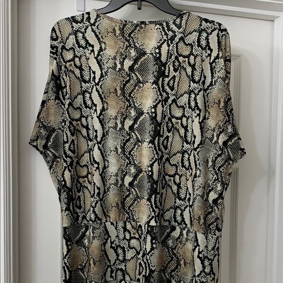 Joseph Ribkoff Black and Tan Relaxed 3/4 Sleeve Blouse. Very stretchy - Picture 2 of 10